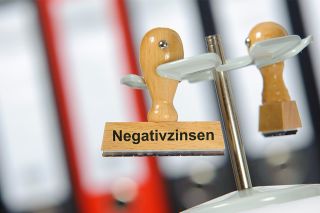 © Wolfilser - stock.adobe.com Foto: Stempel mit Aufschrift Negativzinsen